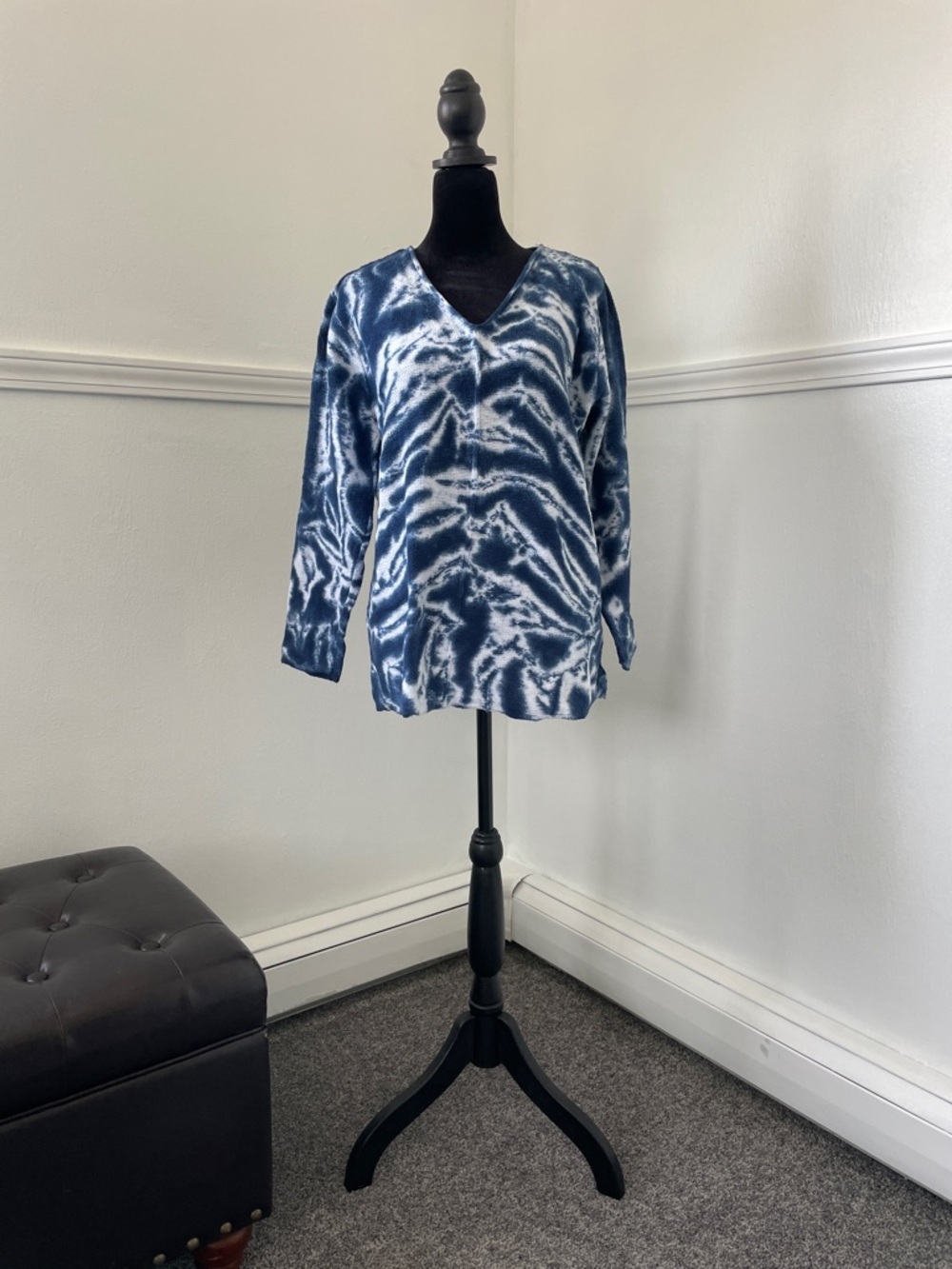 Tie-Dye V-Neck Sweater - Navy and White
